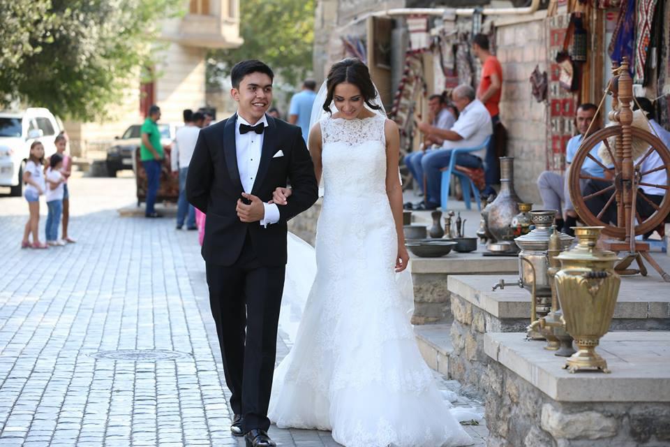 Azərbaycanlı müğənni Bakıda açıq havada toy etdi - FOTO