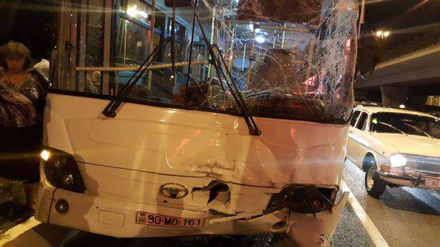 Bakıda daha bir avtobus qəzası, xəsarət alanlar var - FOTO
