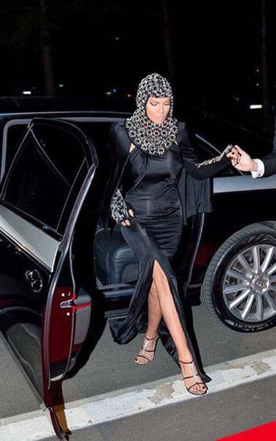 Futbolçunun xanımı başını bağladı, kürəyini açdı - FOTO