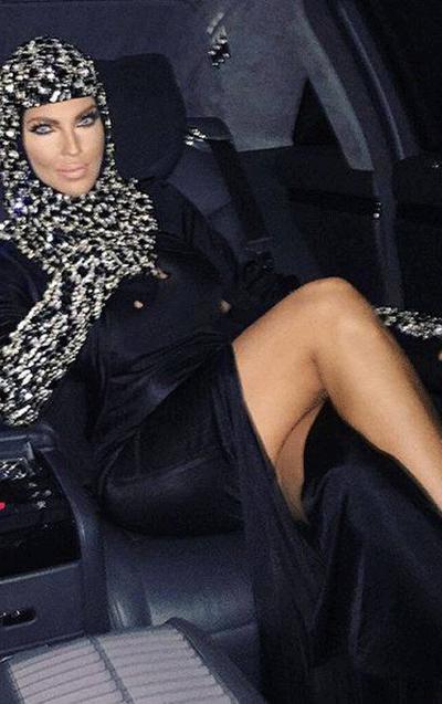 Futbolçunun xanımı başını bağladı, kürəyini açdı - FOTO