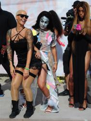 Məşğur müğənni fahişələrin yürüşünə qatıldı - FOTO