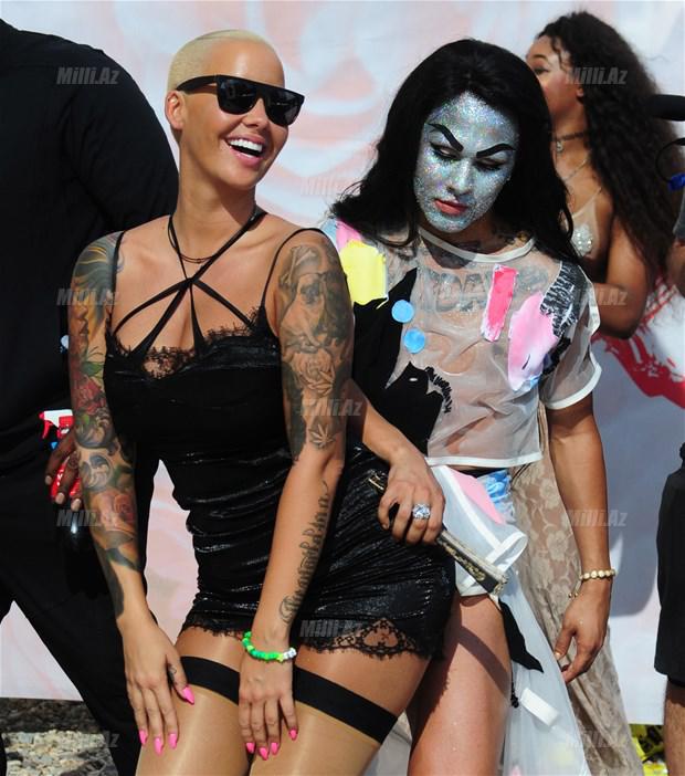 Məşğur müğənni fahişələrin yürüşünə qatıldı - FOTO