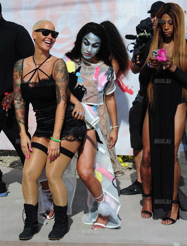 Məşğur müğənni fahişələrin yürüşünə qatıldı - FOTO