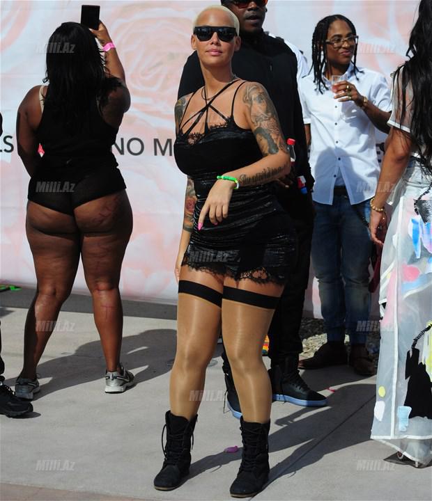 Məşğur müğənni fahişələrin yürüşünə qatıldı - FOTO