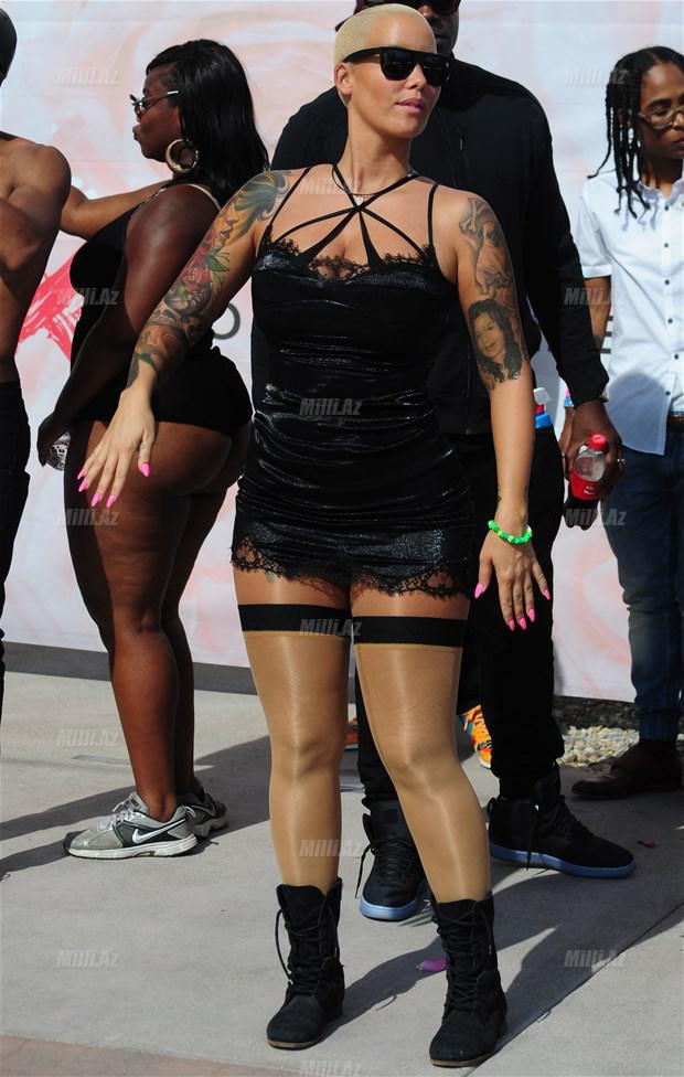 Məşğur müğənni fahişələrin yürüşünə qatıldı - FOTO