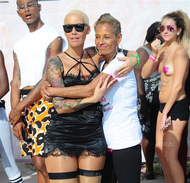 Məşğur müğənni fahişələrin yürüşünə qatıldı - FOTO