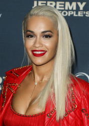 Müğənni yarıçılpaq fotolarını paylaşdı - FOTO