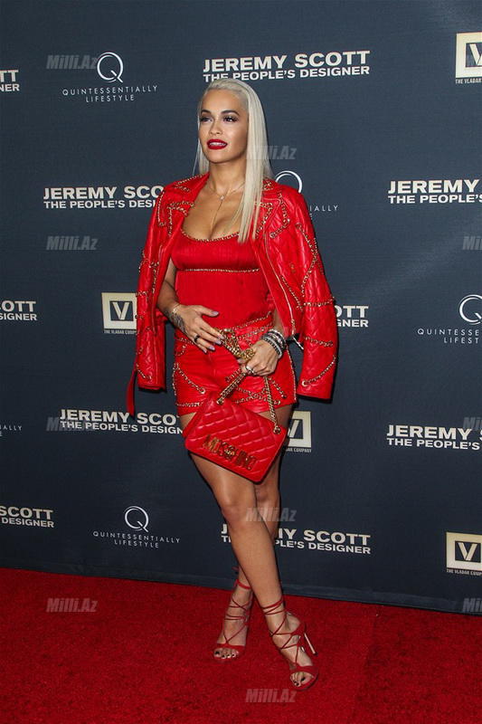 Müğənni yarıçılpaq fotolarını paylaşdı - FOTO