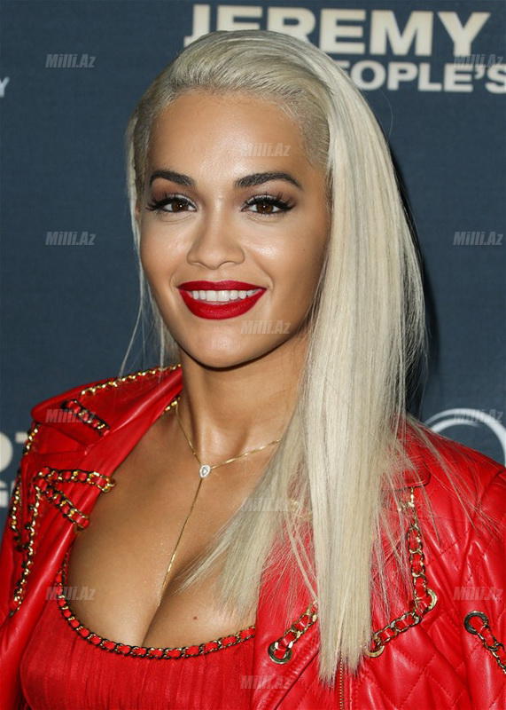 Müğənni yarıçılpaq fotolarını paylaşdı - FOTO