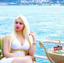 "Namaz qılıram" deyir, yarıçılpaq fotolarını yayır - FOTO