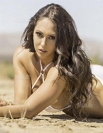 Model klubu üçün pozalar verdi - FOTO