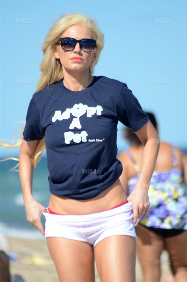 Sarışın gözəl çimərlikdə - FOTO