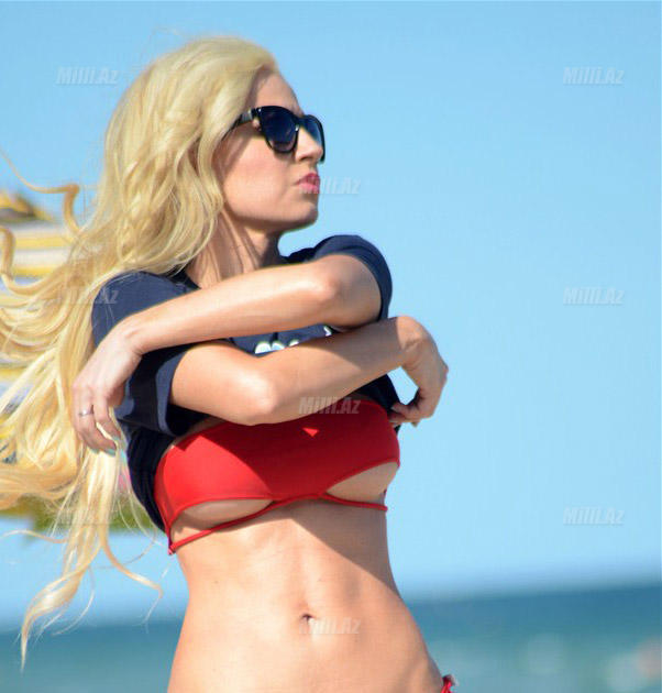 Sarışın gözəl çimərlikdə - FOTO