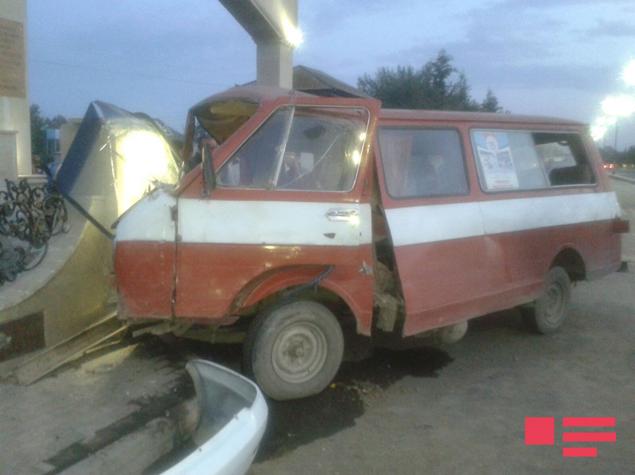 Məktəbliləri daşıyan mikroavtobus qəzaya düşdü, yaralılar var - YENİLƏNİB - FOTO