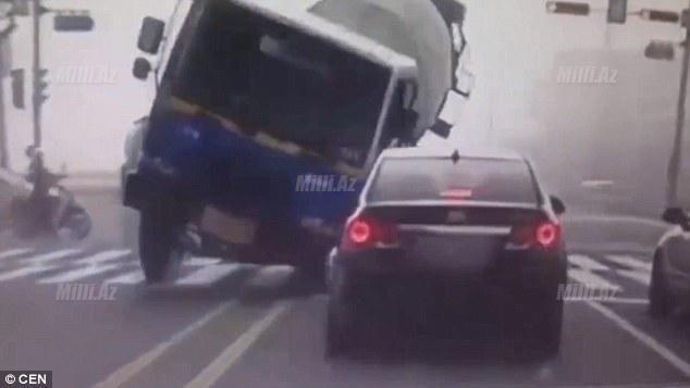 Yolda faciə: beton maşını 3 qadını öldürdü - VİDEO - FOTO