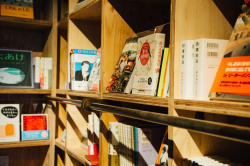 Hostel və kitab dükanı - FOTO