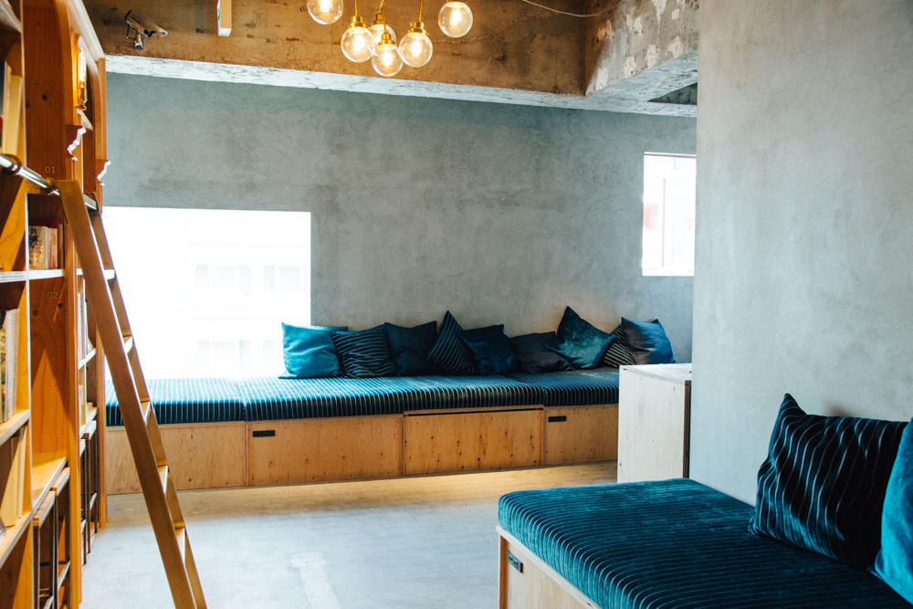 Hostel və kitab dükanı - FOTO