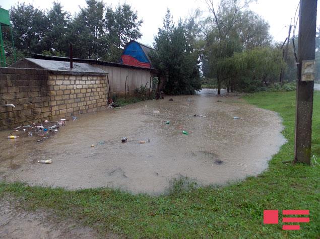 Azərbaycanın cənubunda evlər su altında qaldı, yollar bağlandı, 150-yə yaxın ailə köçürüldü - YENİLƏNİB - FOTO
