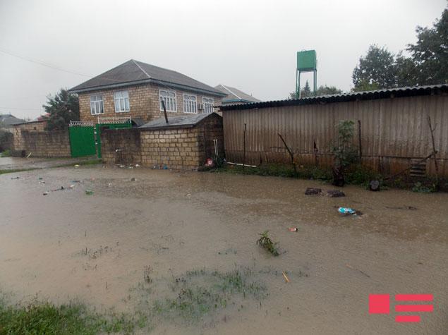 Azərbaycanın cənubunda evlər su altında qaldı, yollar bağlandı, 150-yə yaxın ailə köçürüldü - YENİLƏNİB - FOTO