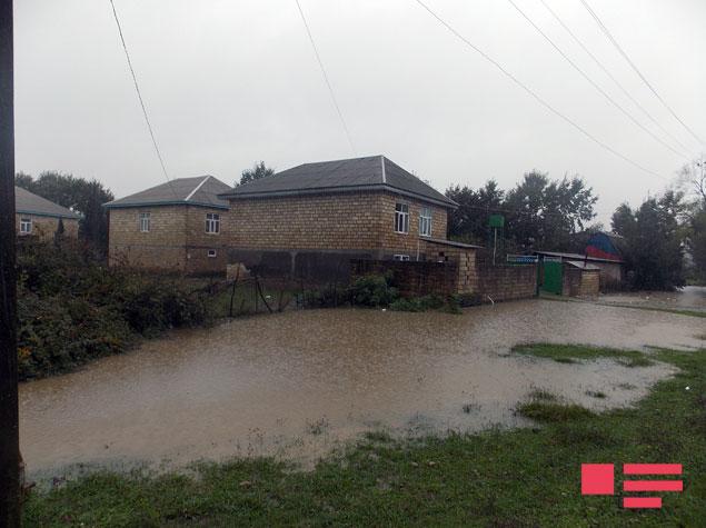 Azərbaycanın cənubunda evlər su altında qaldı, yollar bağlandı, 150-yə yaxın ailə köçürüldü - YENİLƏNİB - FOTO