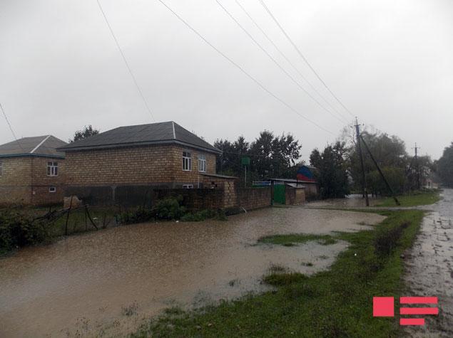 Azərbaycanın cənubunda evlər su altında qaldı, yollar bağlandı, 150-yə yaxın ailə köçürüldü - YENİLƏNİB - FOTO
