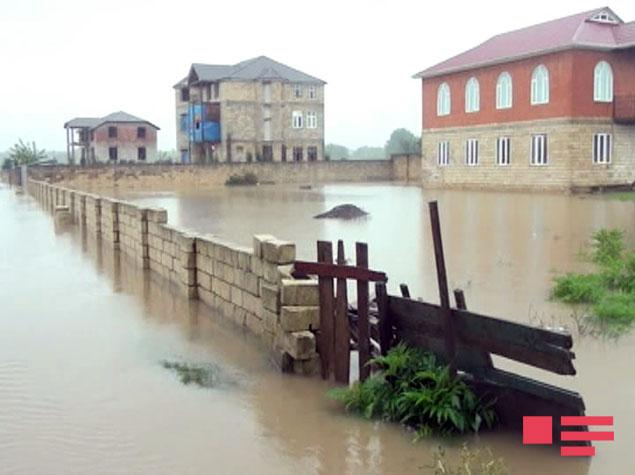 Azərbaycanın cənubunda evlər su altında qaldı, yollar bağlandı, 150-yə yaxın ailə köçürüldü - YENİLƏNİB - FOTO