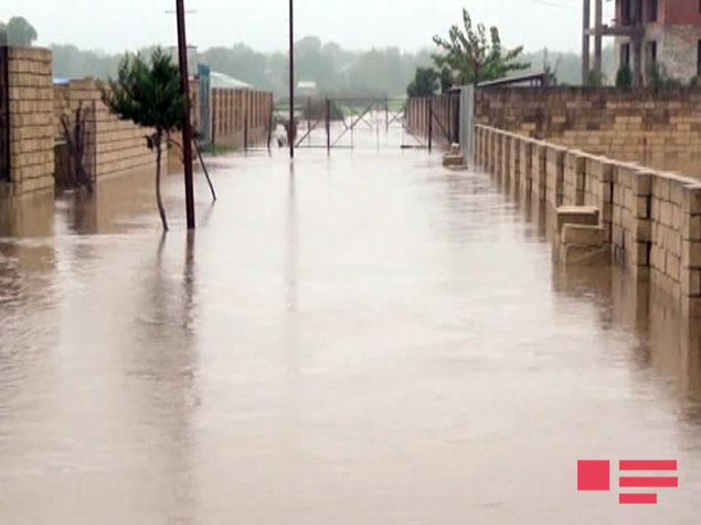 Azərbaycanın cənubunda evlər su altında qaldı, yollar bağlandı, 150-yə yaxın ailə köçürüldü - YENİLƏNİB - FOTO