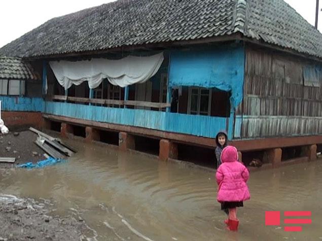 Azərbaycanın cənubunda evlər su altında qaldı, yollar bağlandı, 150-yə yaxın ailə köçürüldü - YENİLƏNİB - FOTO