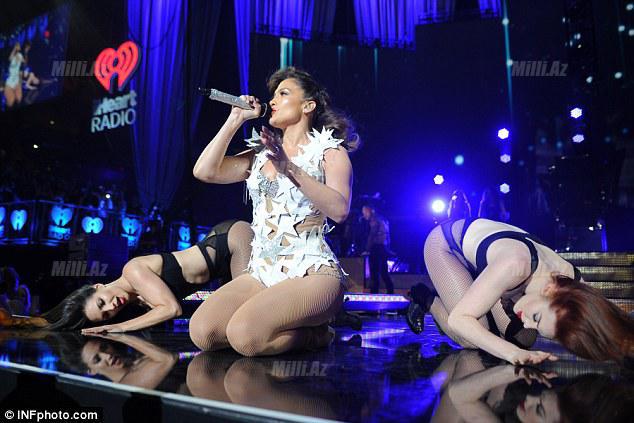 Cennifer Lopes soyundu, şok yaratdı - VİDEO - FOTO +21