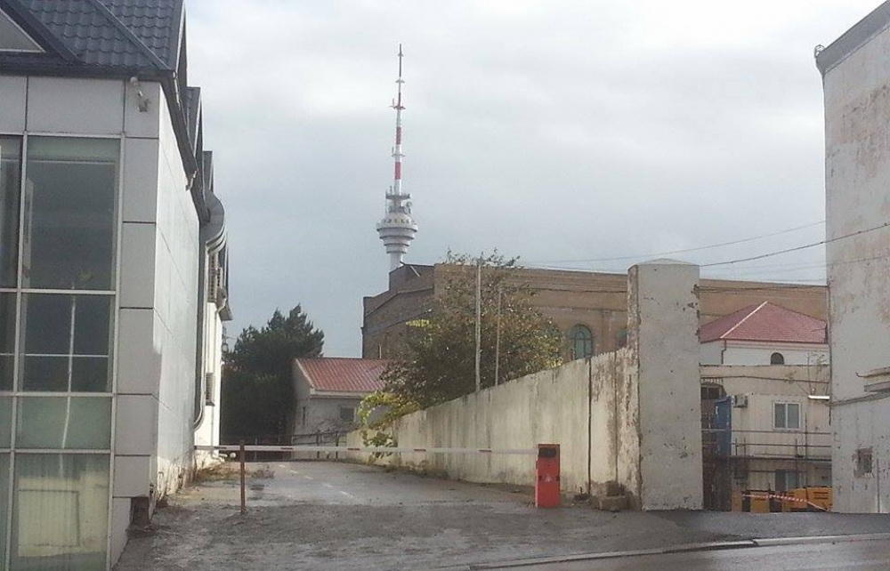 Eldar Mahmudovun avtosalonu bağlandı - FOTO