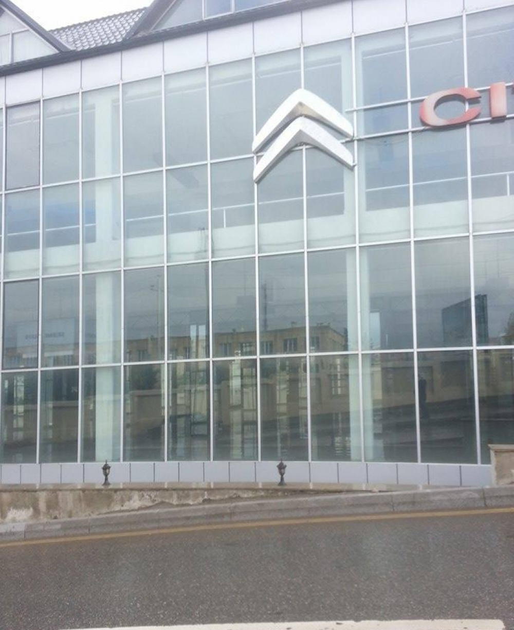 Eldar Mahmudovun avtosalonu bağlandı - FOTO