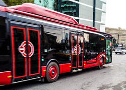 Bakıda &quot;Prado&quot;  &quot;BakuBus&quot;a ÇIRPILDI - <span class="color_red">FOTO</span>