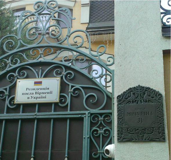 Ermənistanın səfiri adam gizlədir - FOTO