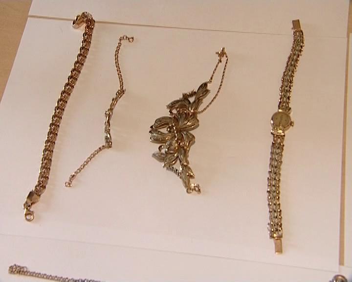 Qohumunun evindən oğurluq etdi - FOTO