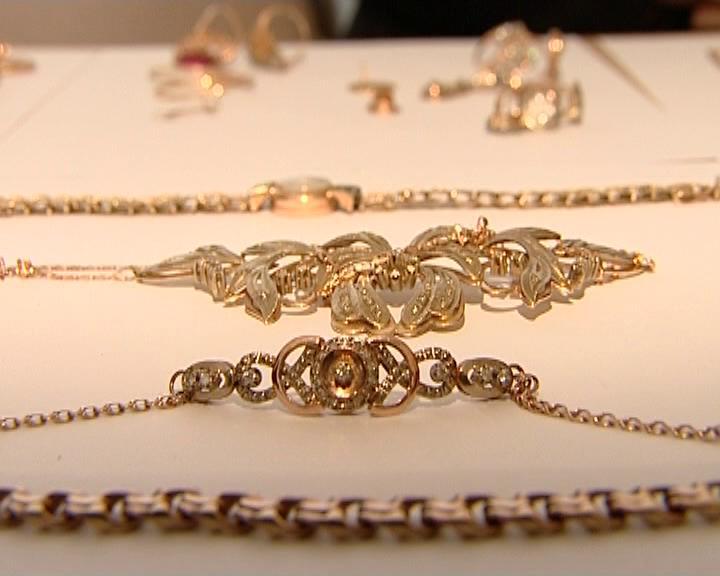 Qohumunun evindən oğurluq etdi - FOTO