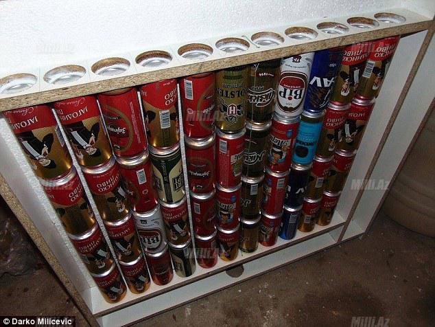 Bu da oldu: evini pivə bankaları ilə qızdırır - FOTO