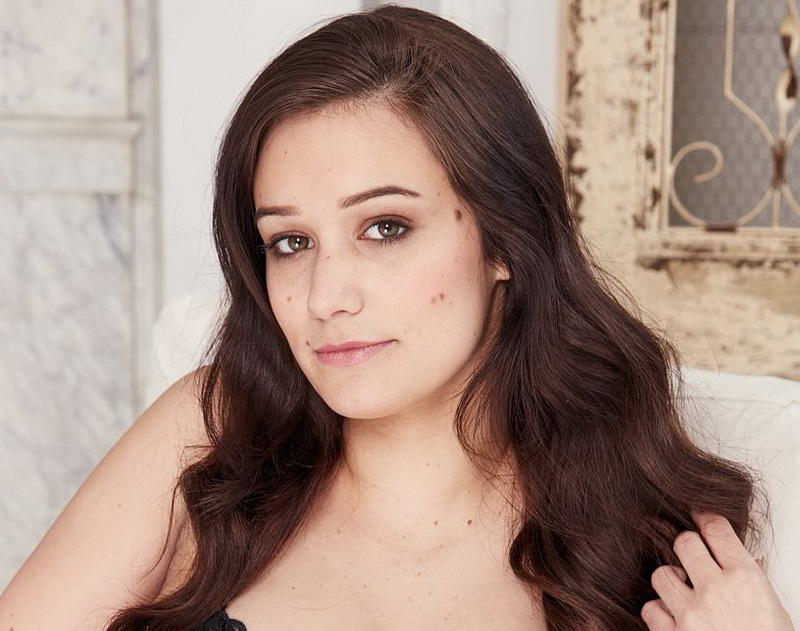 Oriq qora tanli yigitning geyga minayotgan porno videosi