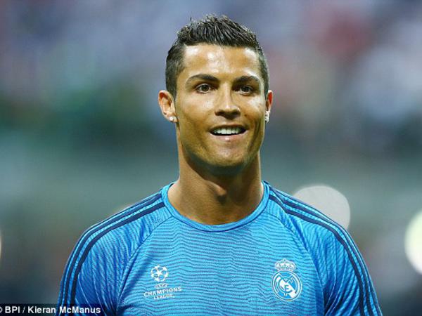 Ronaldoya qırmızı vərəqə göstərən hakim <span class="color_red">belə cəzalandırılıb</span>