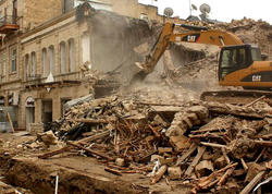 Yasamalda qalmaqal: Sakinlərin razılığı olmadan evlər sökülür?