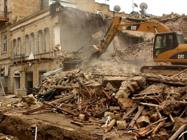 Yasamalda qalmaqal: Sakinlərin razılığı olmadan evlər sökülür?