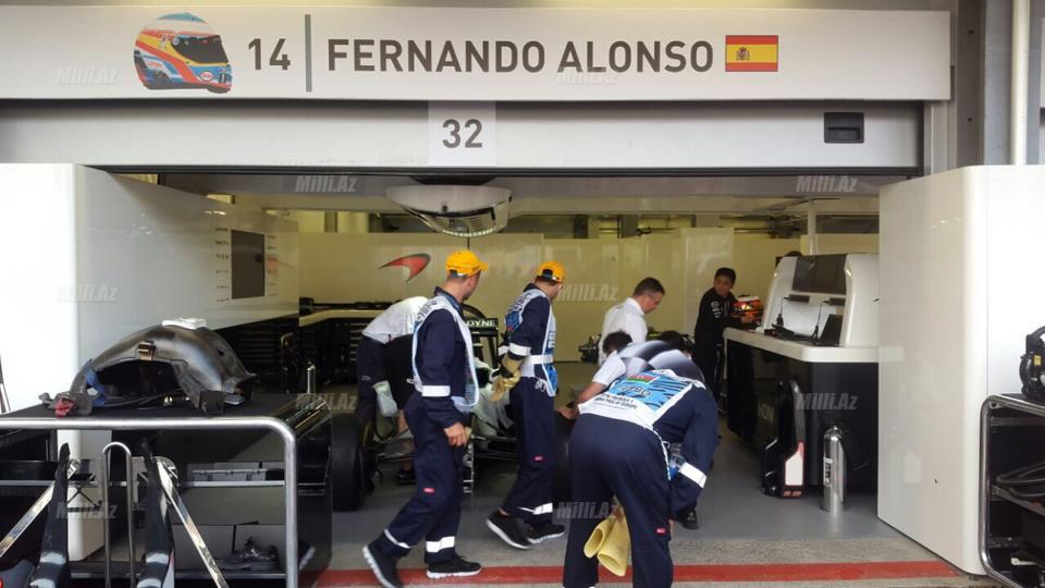 Formula-1 pilotlarının bolidlərinə Bakıda belə qulluq edirlər - FOTOSESSİYA