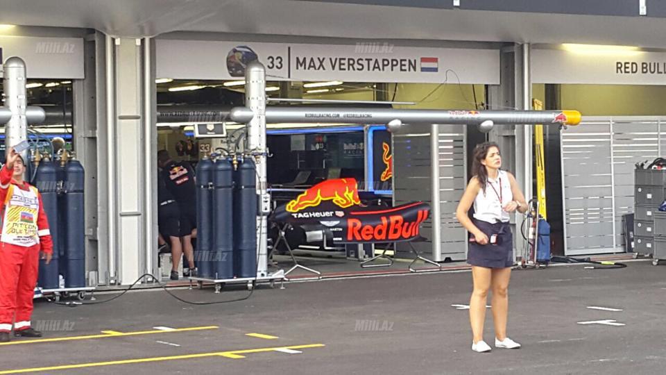 Formula-1 pilotlarının bolidlərinə Bakıda belə qulluq edirlər - FOTOSESSİYA