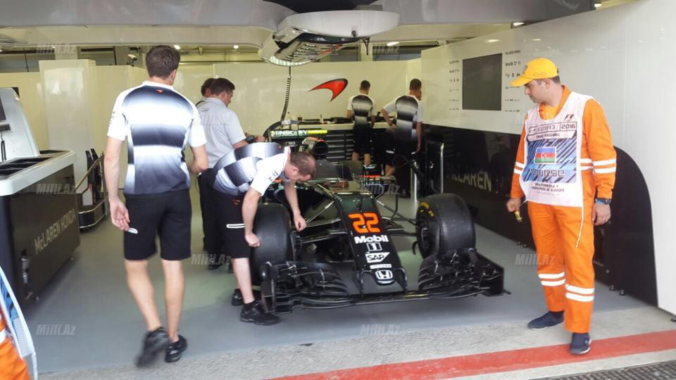 Formula-1 pilotlarının bolidlərinə Bakıda belə qulluq edirlər - FOTOSESSİYA