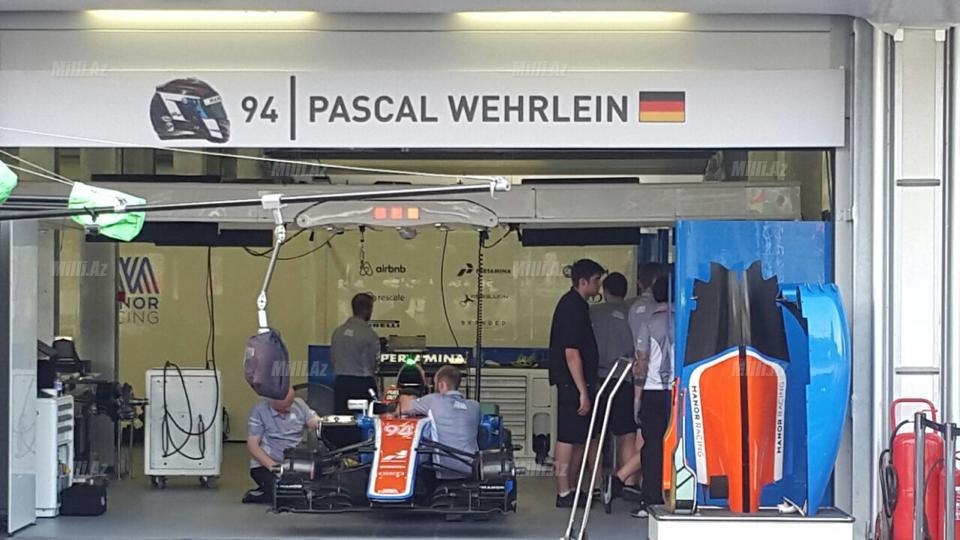 Formula-1 pilotlarının bolidlərinə Bakıda belə qulluq edirlər - FOTOSESSİYA