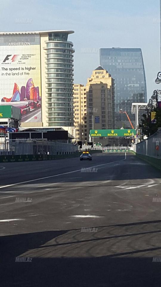 Formula-1 pilotlarının bolidlərinə Bakıda belə qulluq edirlər - FOTOSESSİYA