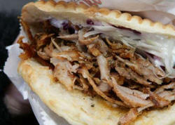 Paytaxtda məşhur restoranda dönərin içindən çıxan şüşə vətəndaşın dilini kəsdi