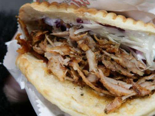 Paytaxtda məşhur restoranda dönərin içindən çıxan şüşə vətəndaşın dilini kəsdi