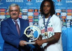Rövnəq Abdullayev portuqaliyalı futbolçuya mükafat verdi - FOTO