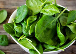 İspanaqdakı qum və palçığı yox edən təəccüblü üsul: 1 qaşıq bəs edir