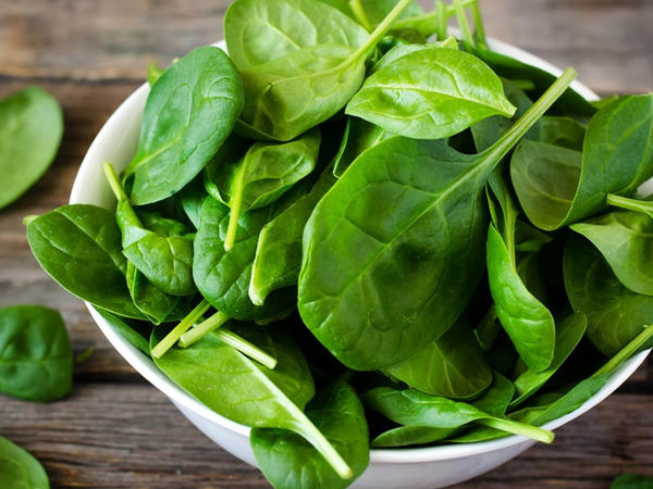 İspanaqdakı qum və palçığı yox edən təəccüblü üsul: 1 qaşıq bəs edir